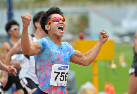 환호하는 김국영(연합뉴스 자료사진)